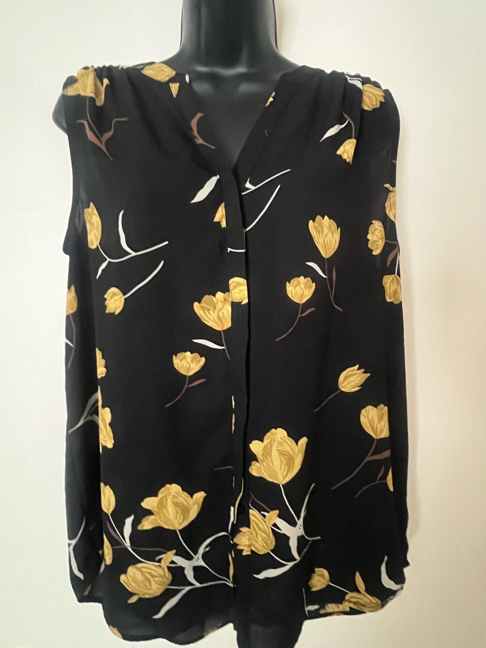 Chelsea & Theodore Black Sleeveless V-Neck Blouse with Yellow Tulip Print